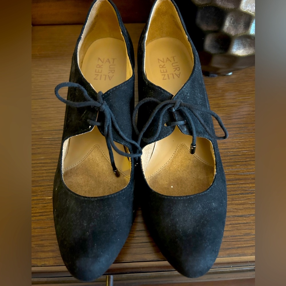 Black suede pump